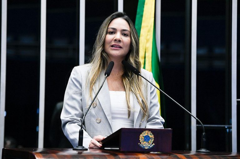 Ana Paula Lobato