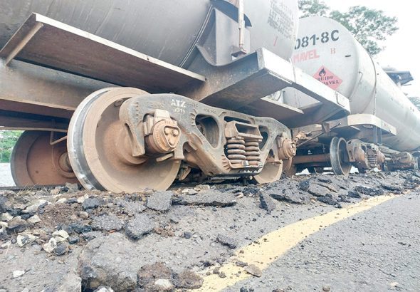 trem-descarrilado-pontemetalica2