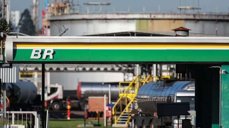 Preço do diesel cai R$ 0,18 nas distribuidoras, nesta quinta-feira