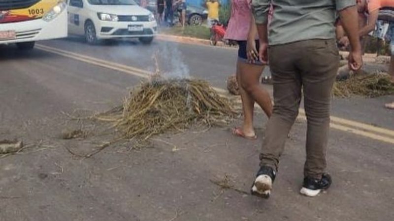 Moradores de Senador La Rocque fazem protesto contra cancelamento de lava-pratos