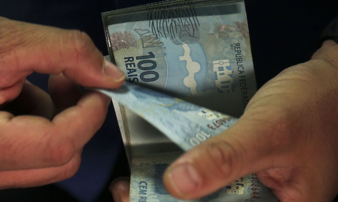Salário mínimo de R$ 1.320 entra em vigor no Brasil