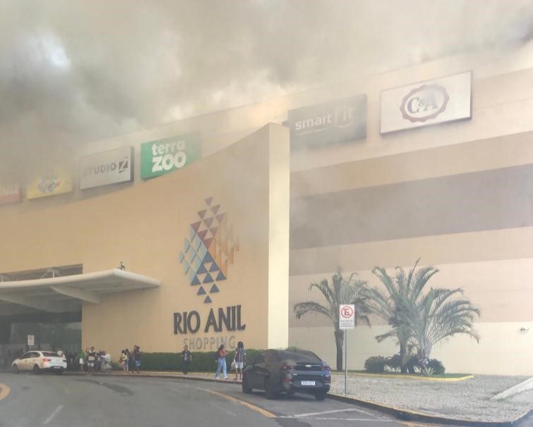 Incêndio em shopping em São Luís deixa dois mortos e feridos