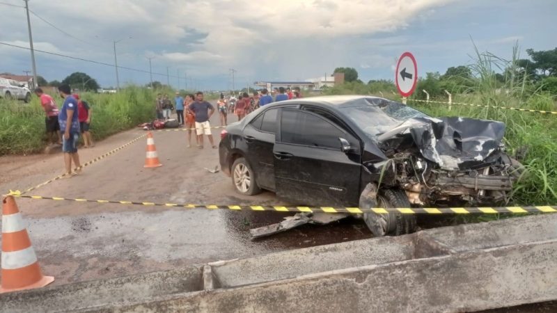 Acidente com carro e moto resulta em queda de poste e ferido grave na BR 226