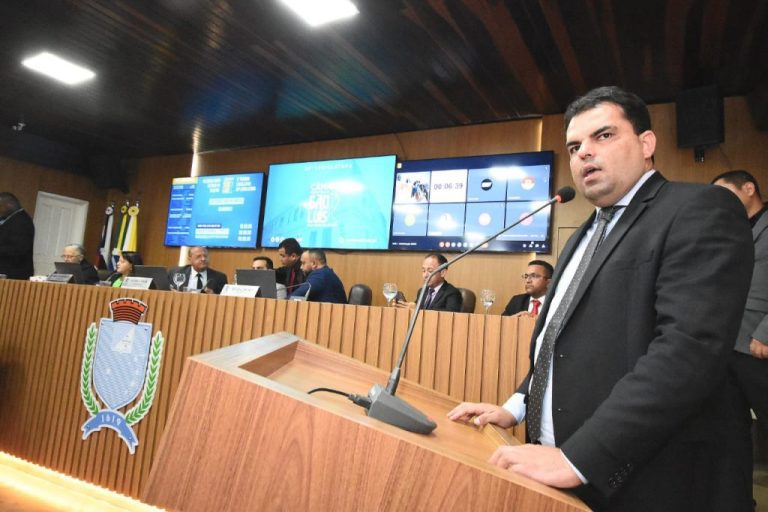 Álvaro Pires tribuna