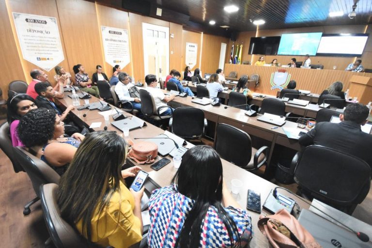 Comissao-discute-saidas-para-os-problemas-da-educacao-em-Sao-Luis-Foto8-1024x682