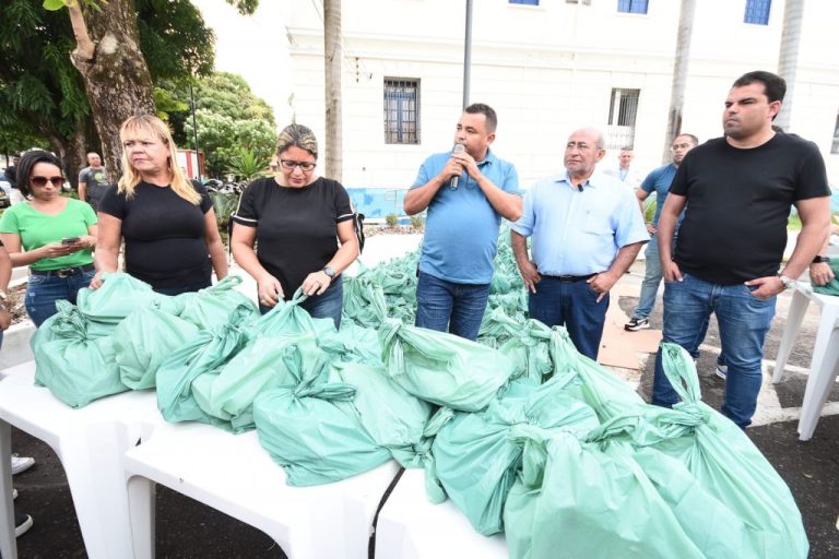 Servidores-e-publico-externo-foram-beneficiados-com-a-entrega-dos-pescados-15-1024x682