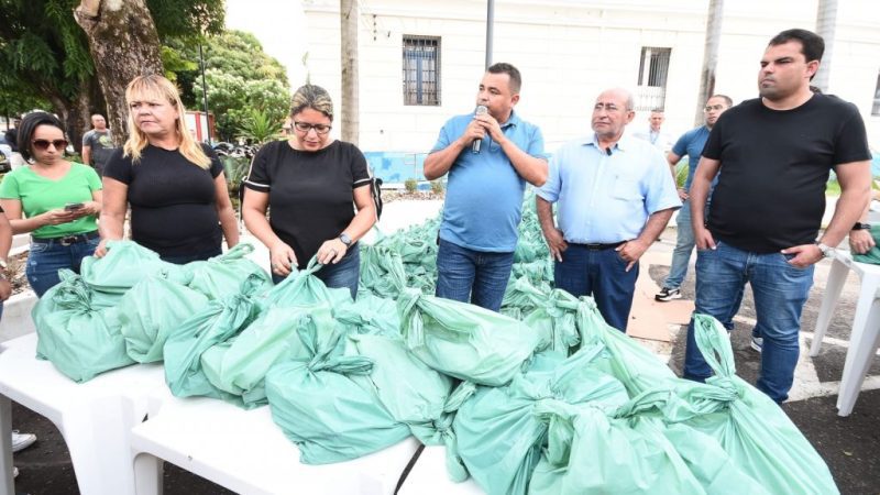 Câmara entrega 2 toneladas de peixe para servidores e público externo em alusão à Semana Santa