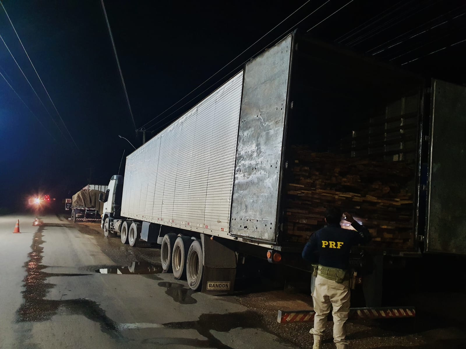 Caminhão de madeira sem comprovação fiscal é apreendido em Santa Inês pela PRF