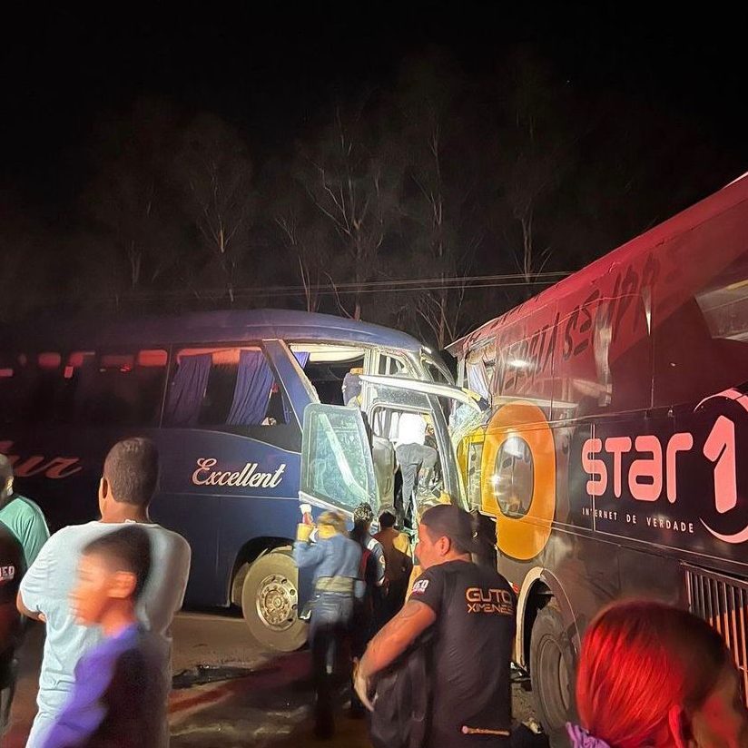Ônibus do cantor Guto Ximenes se envolve em acidente que deixa 4 feridos