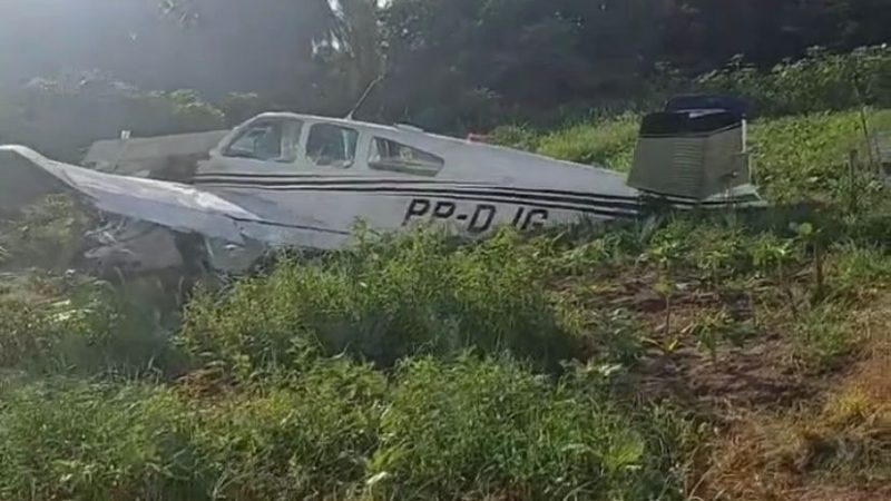 Avião de pequeno porte cai em horta e deixa pelo menos dois feridos em Raposa