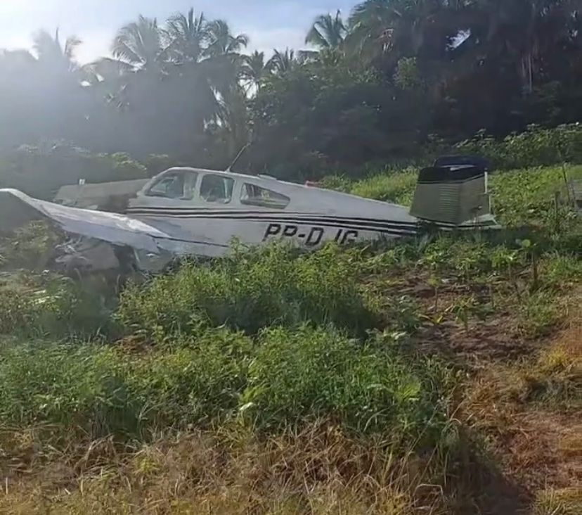 Avião de pequeno porte cai em horta e deixa pelo menos dois feridos em Raposa