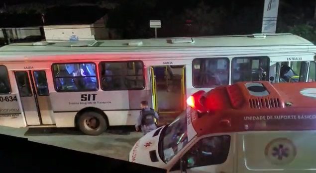 Adolescente morre em assalto a ônibus na capital