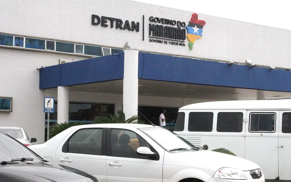 Servidores do DETRAN fazem protesto contra diretoria do órgão na capital