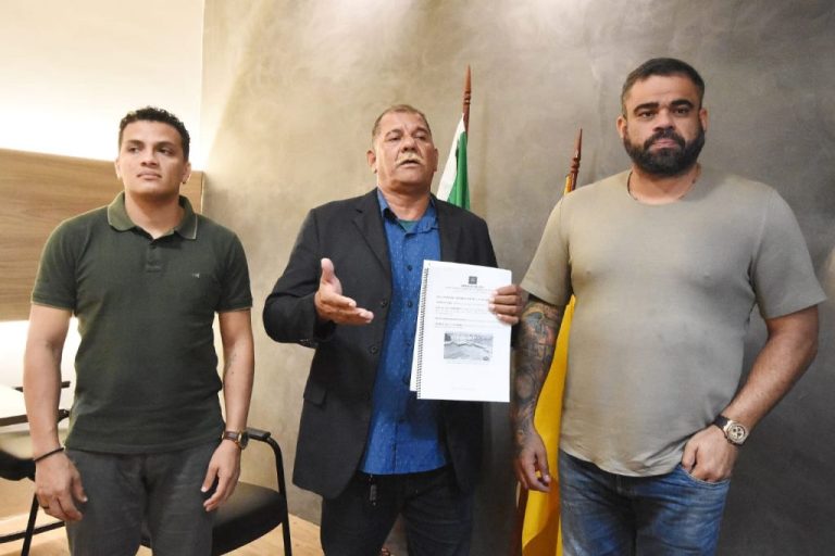 Sindicato-entrega-relatorio-com-denuncia-sobre-dezenas-de-onibus-escolares-parados-em-galpao-da-prefeitura-2-1024x682