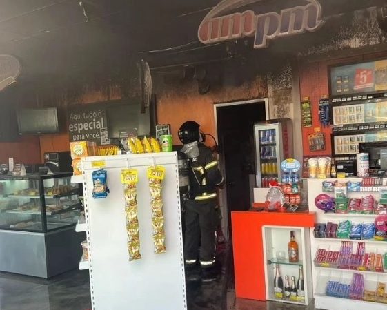 Loja de conveniência pega fogo em centro comercial na Cohama