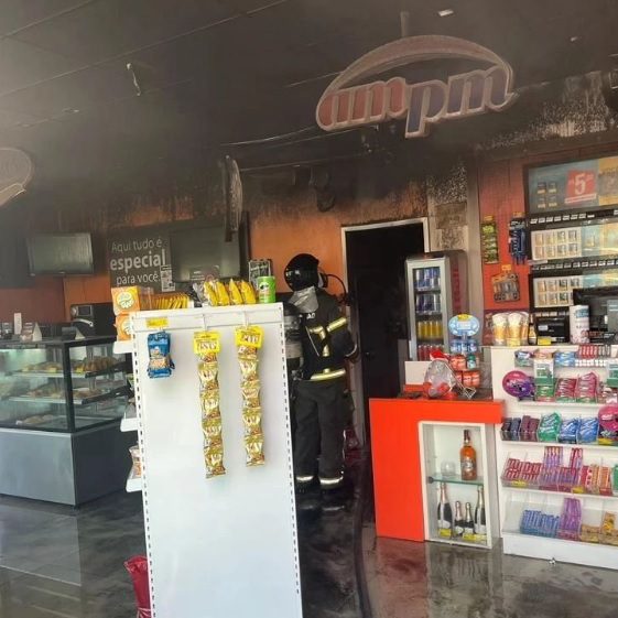 Loja de conveniência pega fogo em centro comercial na Cohama