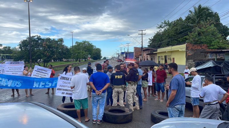 Moradores da zona rural fazem protesto para cobrar melhorias na educação e transporte escolar