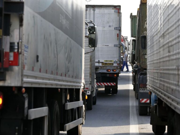 Paralização de caminhoneiros na Rodovia Presidente Dutra.