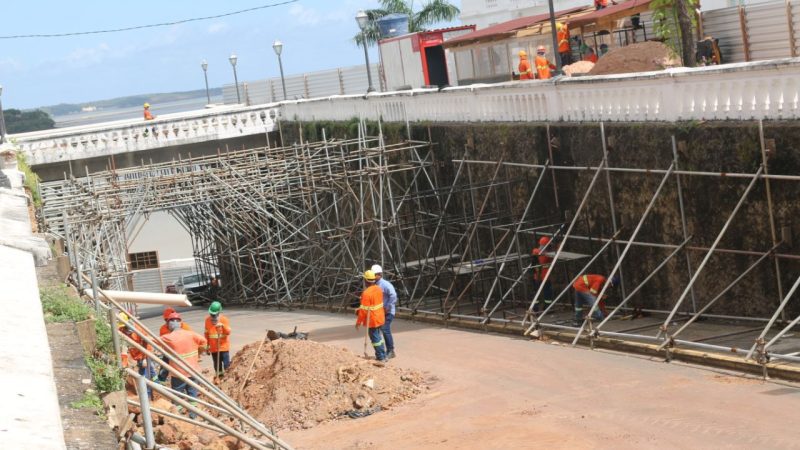 Reconstrução de muro da Praça Dom Pedro II avança e área deve ser liberada em agosto