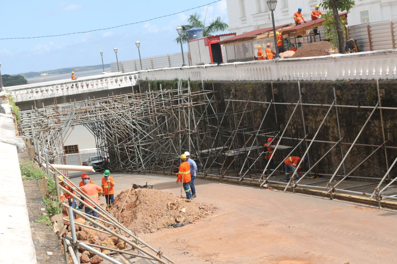 Reconstrução de muro da Praça Dom Pedro II avança e área deve ser liberada em agosto