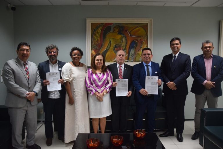 Autoridades-apos-assinatura-do-termo-1024x684