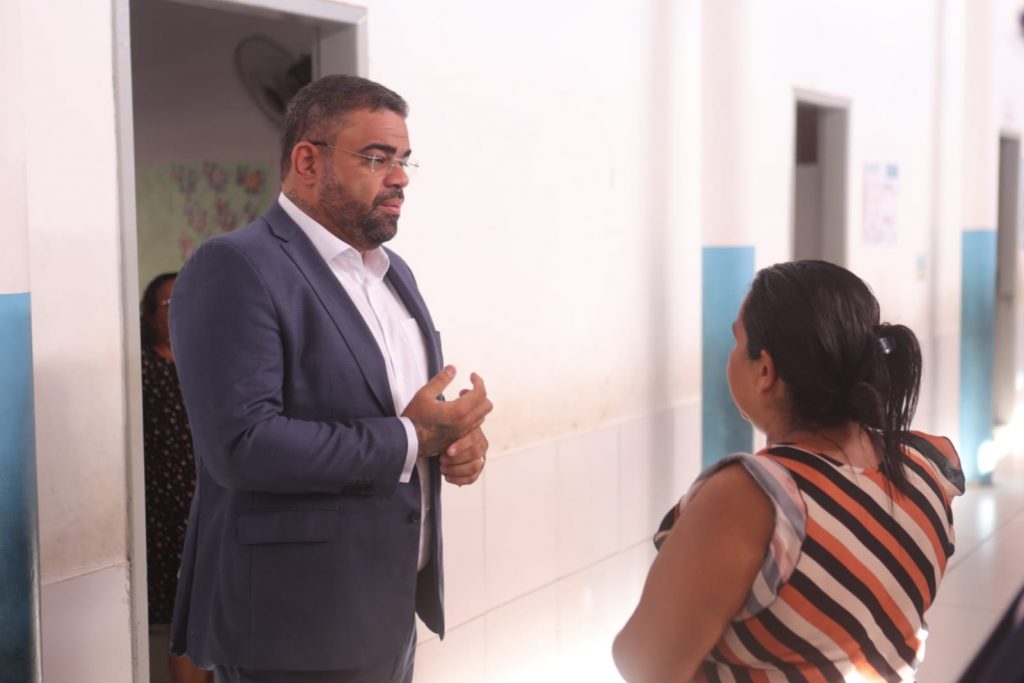 Após visita de Paulo Victor, Prefeitura restabelece energia de escola na Vila Luizão