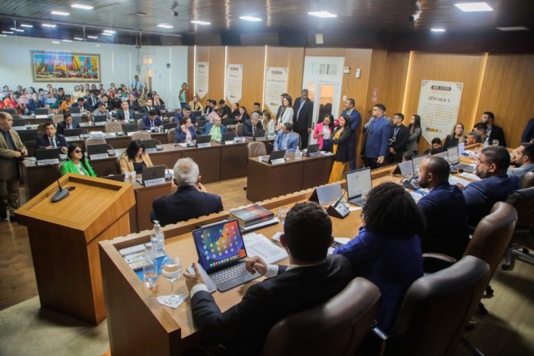 Vetos-do-prefeito-sao-derrubados-pelos-vereadores-na-sessao-extraordinaria-desta-terca-feira-1024x682