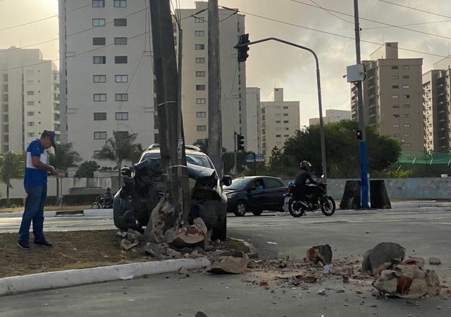 Motorista perde o controle e bate em poste na Av. Jerônimo de Albuquerque