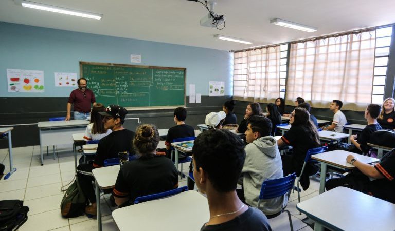 Sancionada lei que prevê incentivo à permanência de estudantes no ensino médio   Fonte: Agência Câmara de Notícias