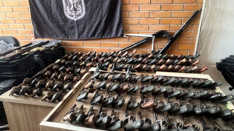 Polícia encontra quase 150 armas em imóvel abandonado no Renascença