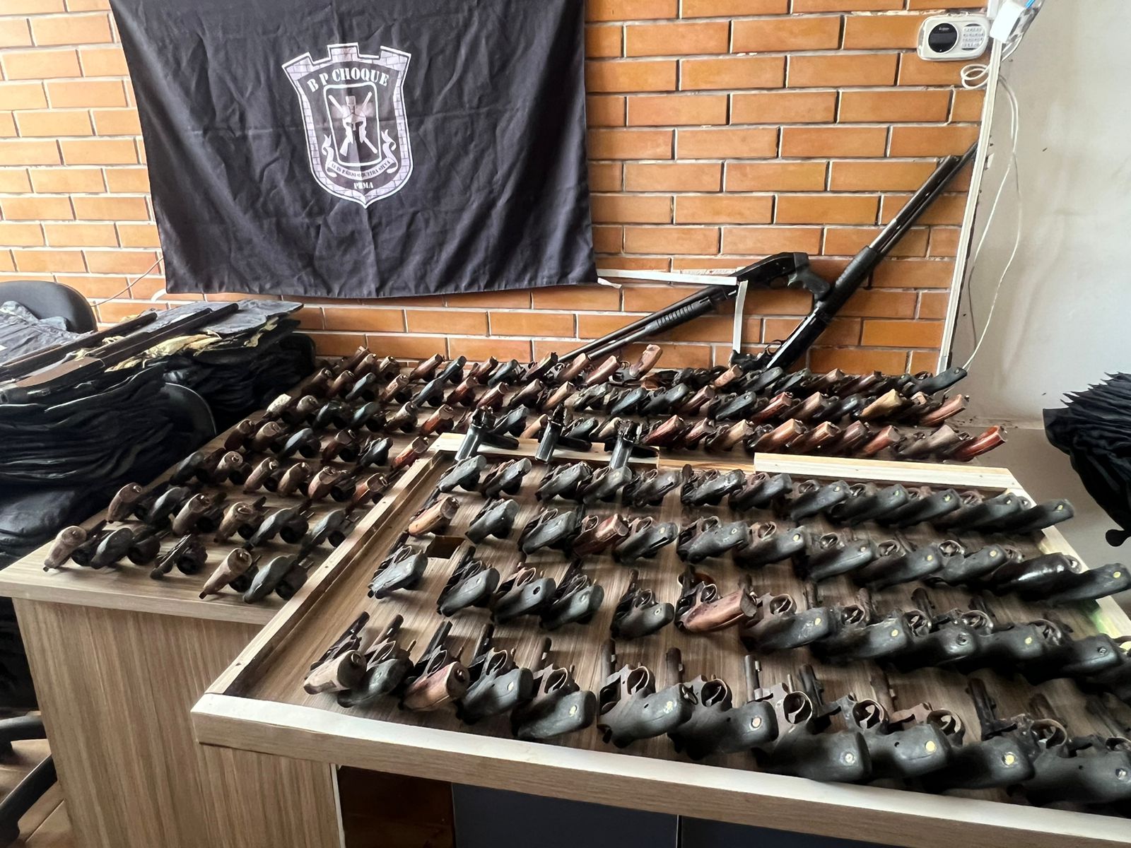 Polícia encontra quase 150 armas em imóvel abandonado no Renascença