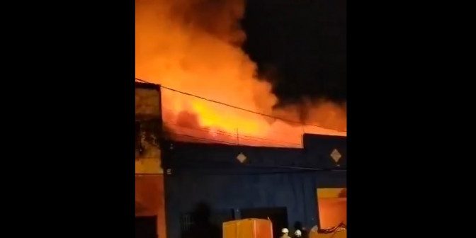 Bombeiros fazem mega operação para combater incêndio em lojas do centro da capital