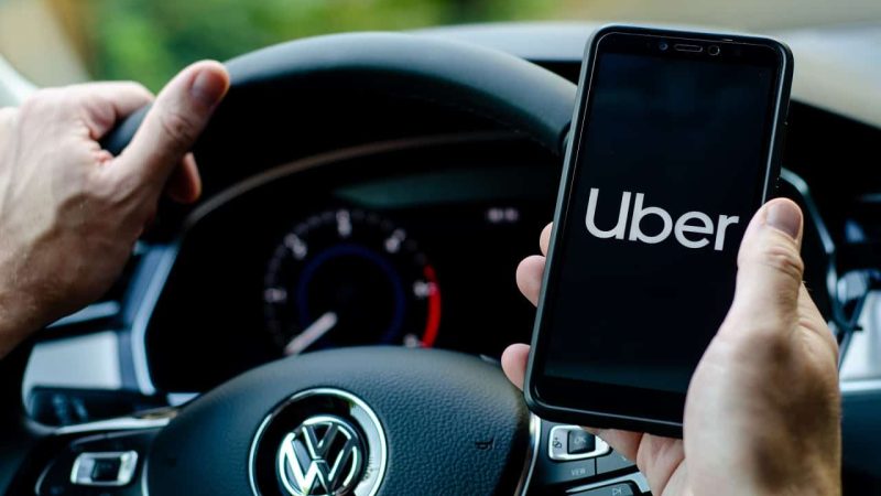 UBER e mototaxista devem indenizar mulher que pagou a mais por corrida