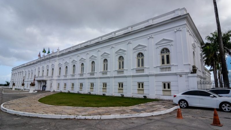 Governador Carlos Brandão recebe diplomatas da França no Palácio dos Leões