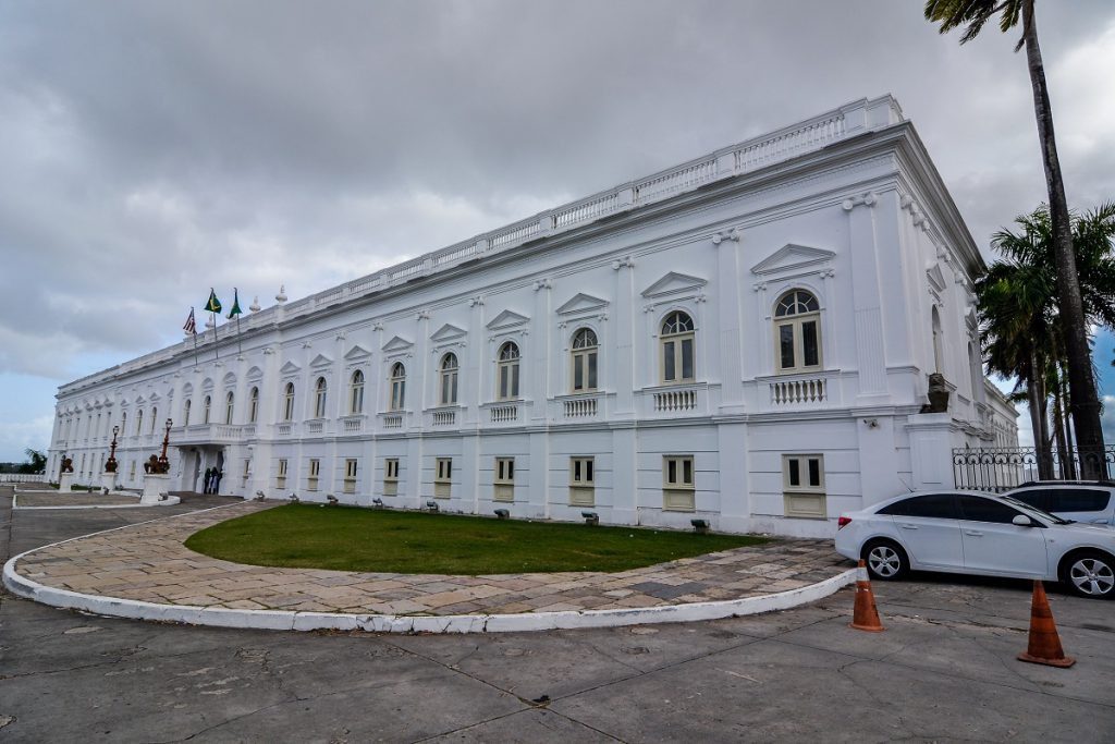 Governador Carlos Brandão recebe diplomatas da França no Palácio dos Leões