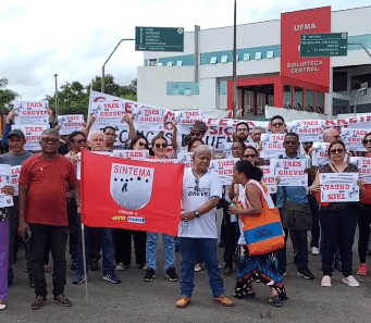 Trabalhadores em educação realizam protesto contra defasagem de salários da categoria