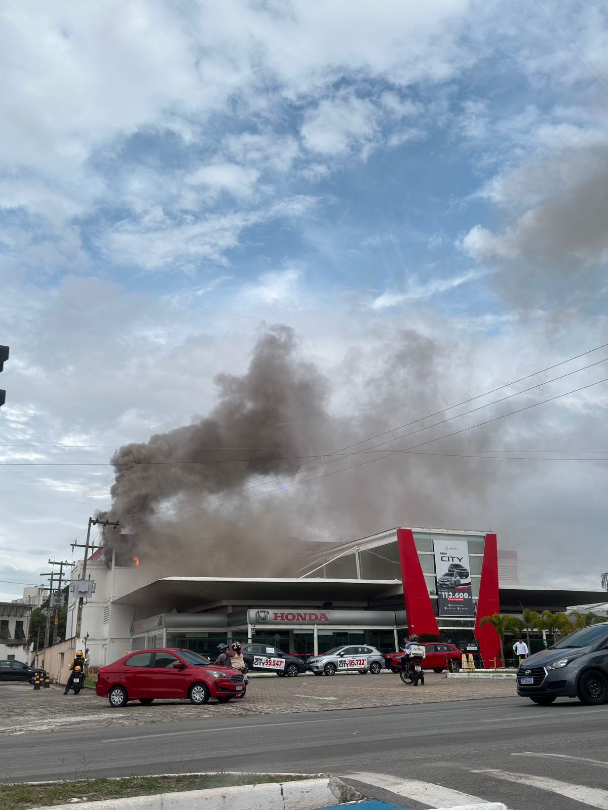 Corpo de Bombeiros do Maranhão registra incêndio em concessionária de veículos da capital