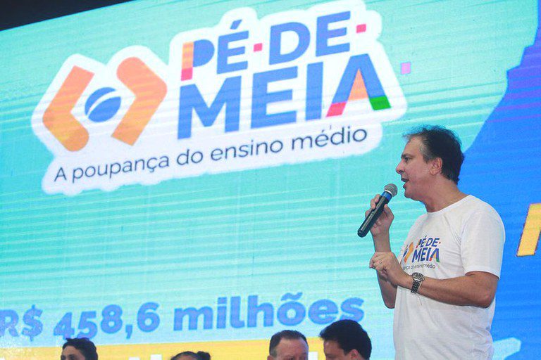 Pagamento do programa pé de meia será feito nesta terça para milhões de estudantes no Brasil