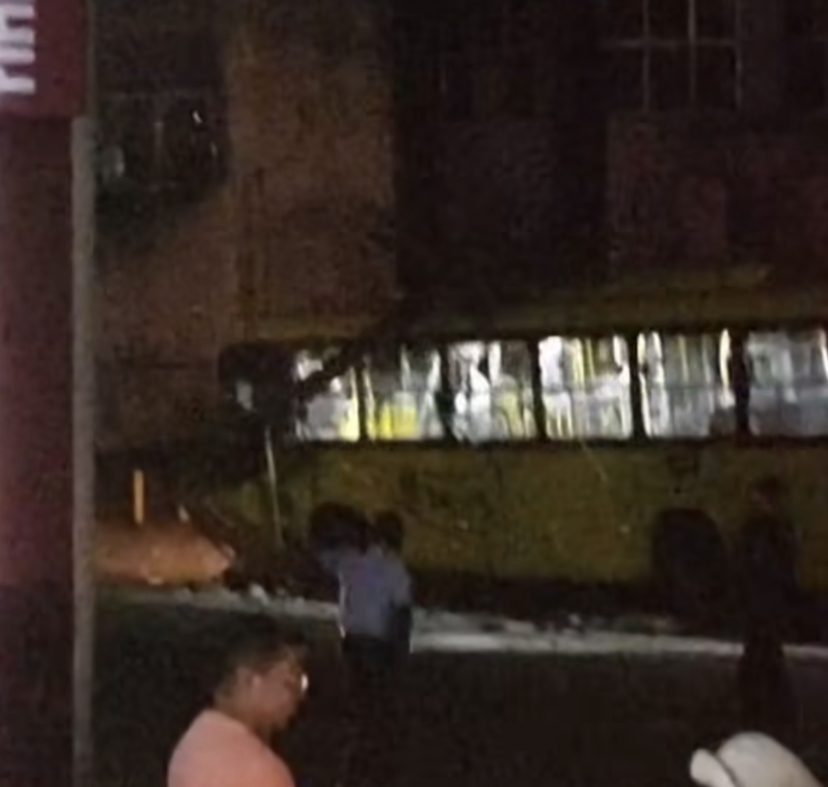 Ônibus atinge poste de energia em acidente na Cajazeiras