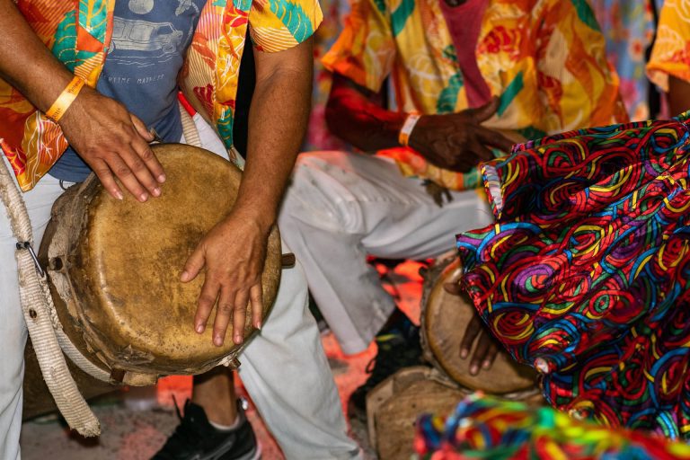 Julio-Magalhaes-03-O-tambor-em-ação