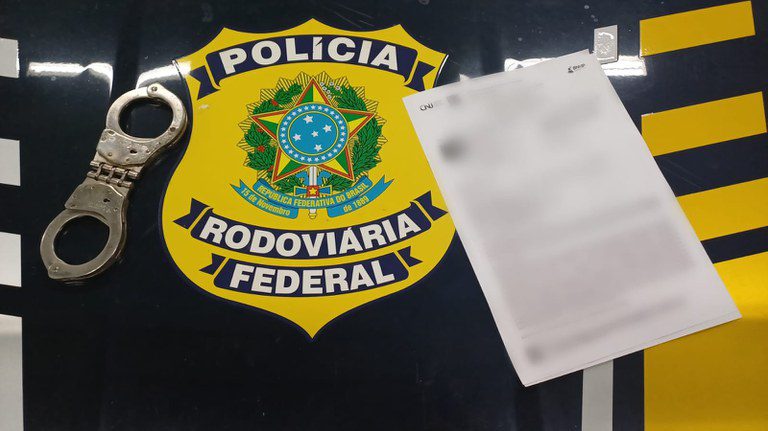 Homem embriagado e com mandado de prisão pelo crime de roubo é detido pela PRF em Balsas