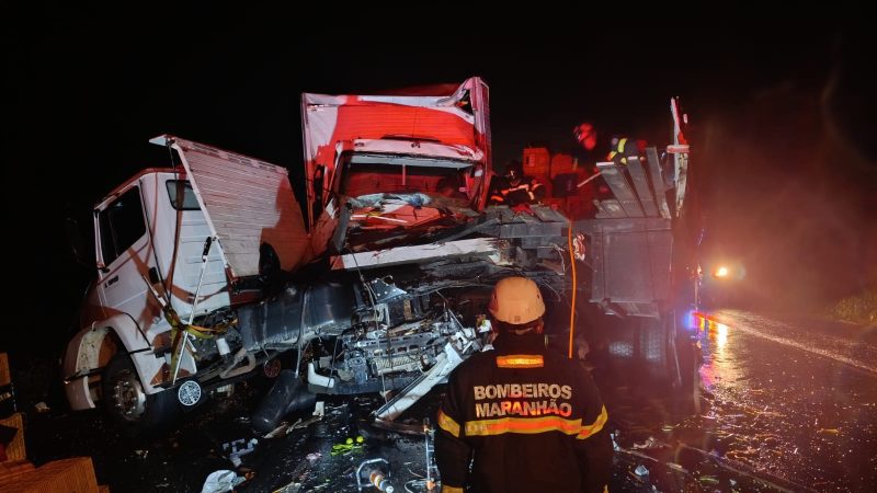 Caminhoneiro morre após colisão frontal na BR-135