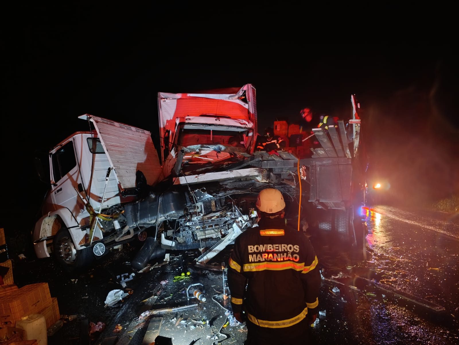 Caminhoneiro morre após colisão frontal na BR-135