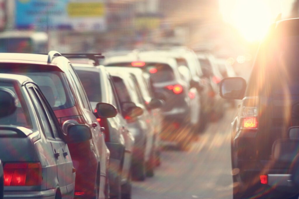 Projeto classifica como infração grave de trânsito atirar objetos para fora do veículo