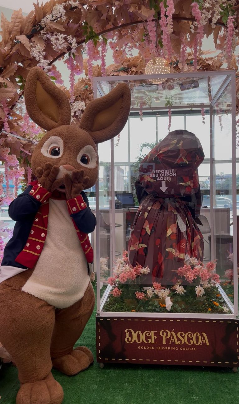 FOTO 1. Coelhinho Chokito ao lado do Ovo de Páscoa de 70 quilos