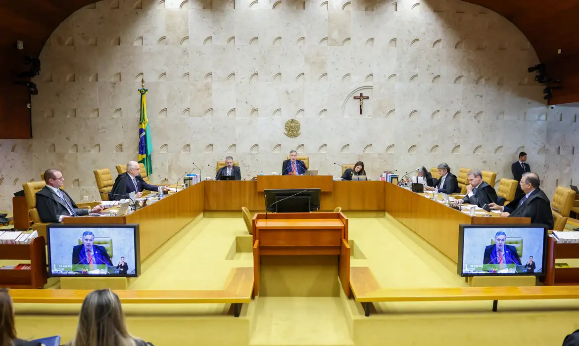 Ministros Flávio Dino e André Mendonça discutem sobre punições a ofensas contra servidores