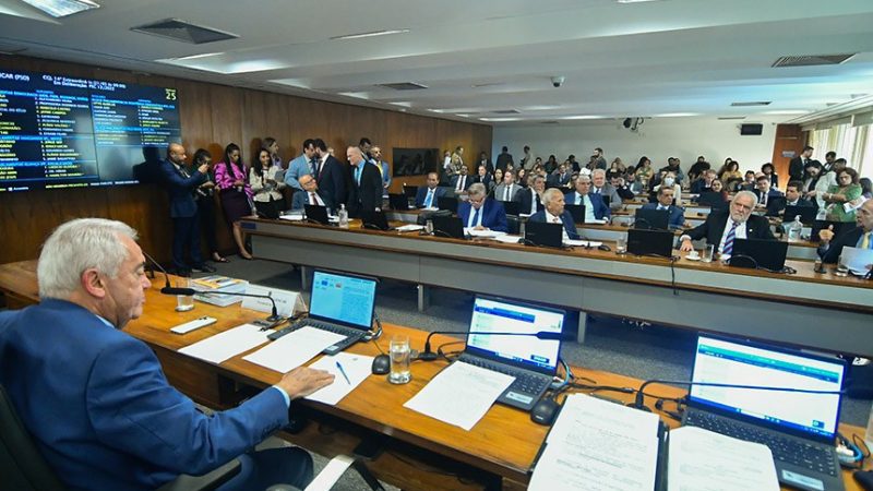 CCJ do Senado aprova fim da reeleição, mandatos de cinco anos e eleições unificadas