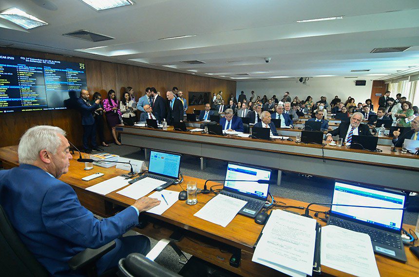 CCJ do Senado aprova fim da reeleição, mandatos de cinco anos e eleições unificadas