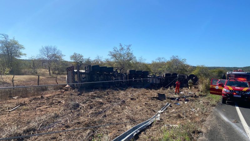 Caminhão tomba em Barão de Grajaú e motorista morre após ser socorrido