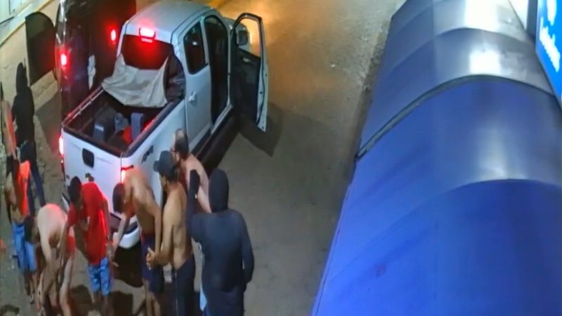Bandidos explodem agência bancária, fazem reféns e geram onda de terror em Carolina